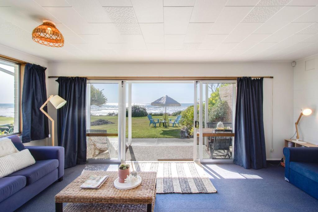Absolute Beachfront - Waimarama Holiday Home, Waimarama
