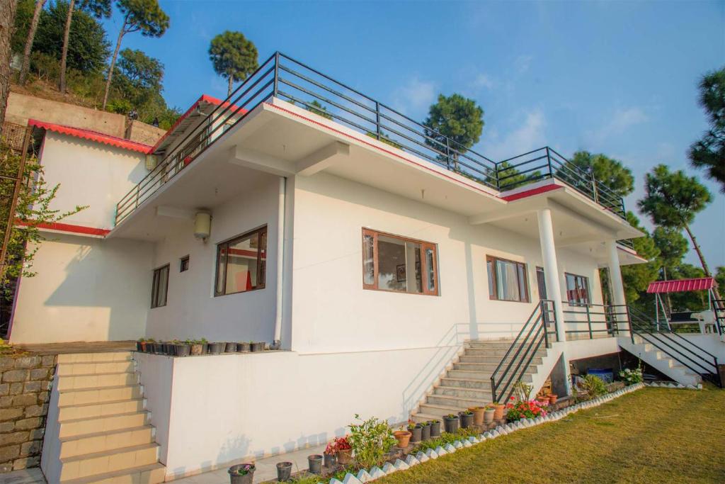 StayVista at Villa Woodside Meadows with Indoor Jacuzzi photo