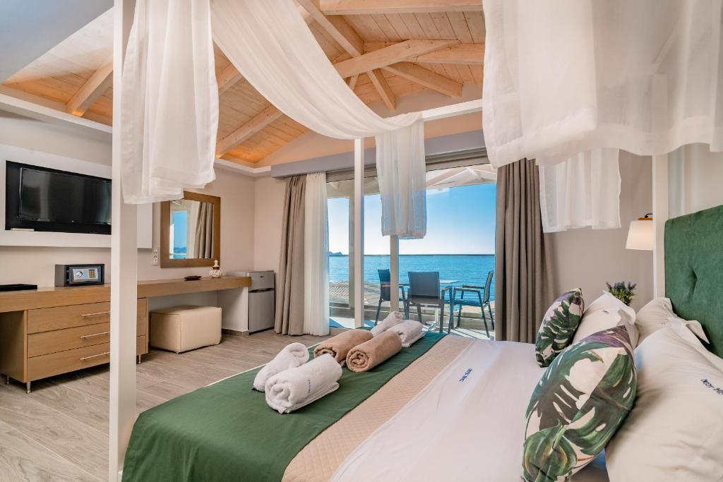 Crystal Beach Hotel — Hotel rooms in Kalamaki (Zakynthos), Ionian Islands