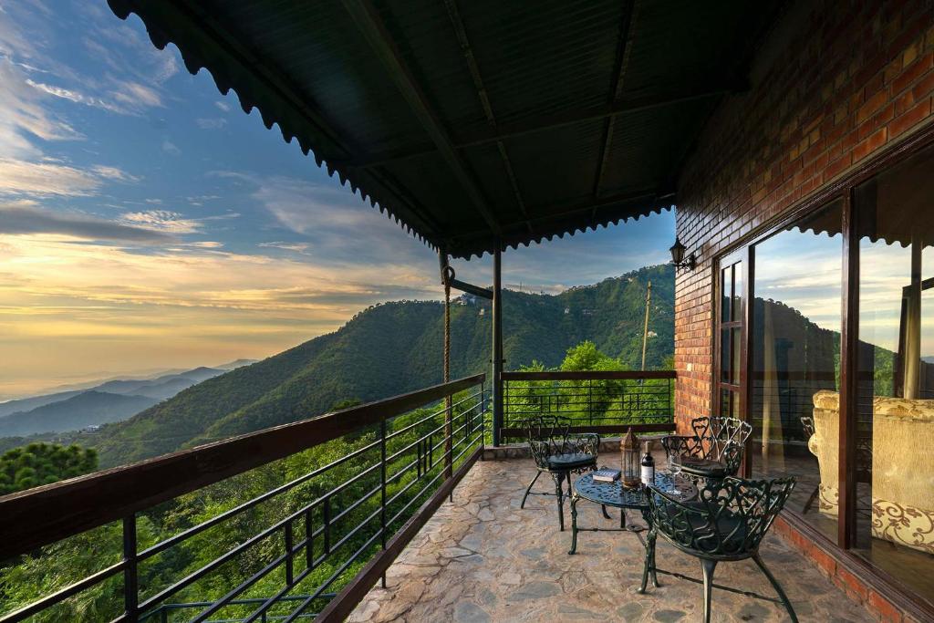 StayVista at Horizon 4BHK with Breakfast & Valley view photo
