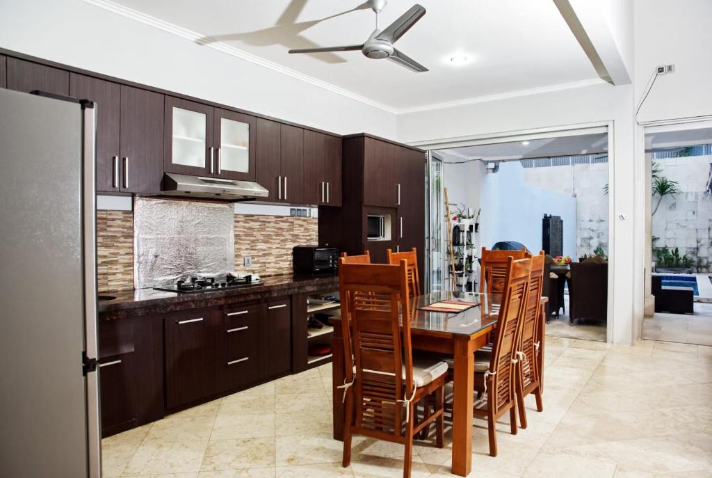 4 BEDROOM VILLA KUTA REGENCY B10 photo