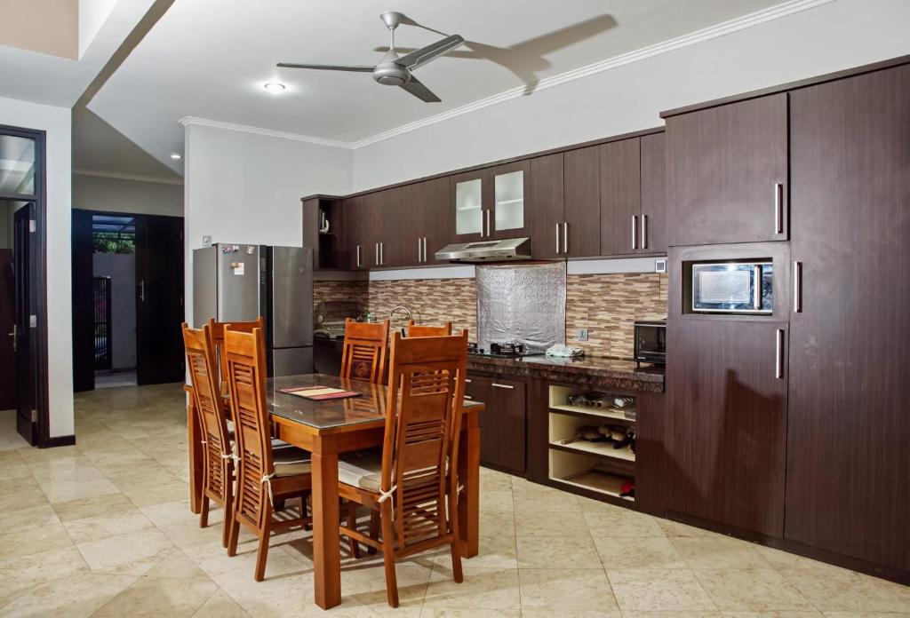 4 BEDROOM VILLA KUTA REGENCY B10 photo