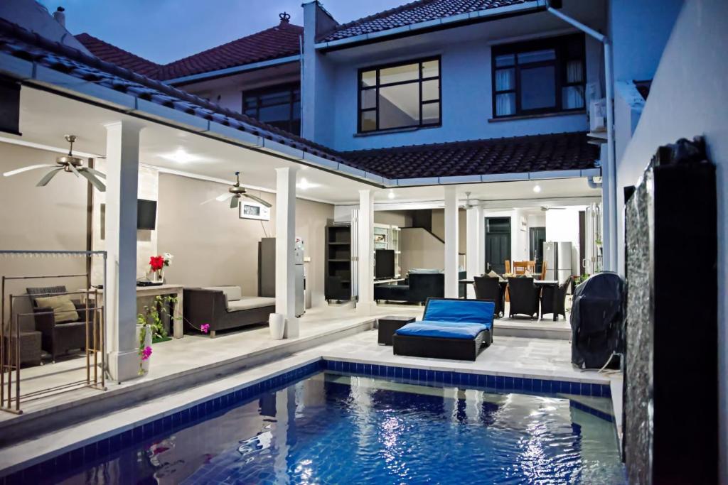 4 BEDROOM VILLA KUTA REGENCY B10 — Hotel in Bali