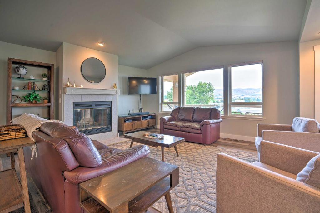 Manson Villa with Hot Tub about 1 Mi to Wineries!Washington State reviews, prices of