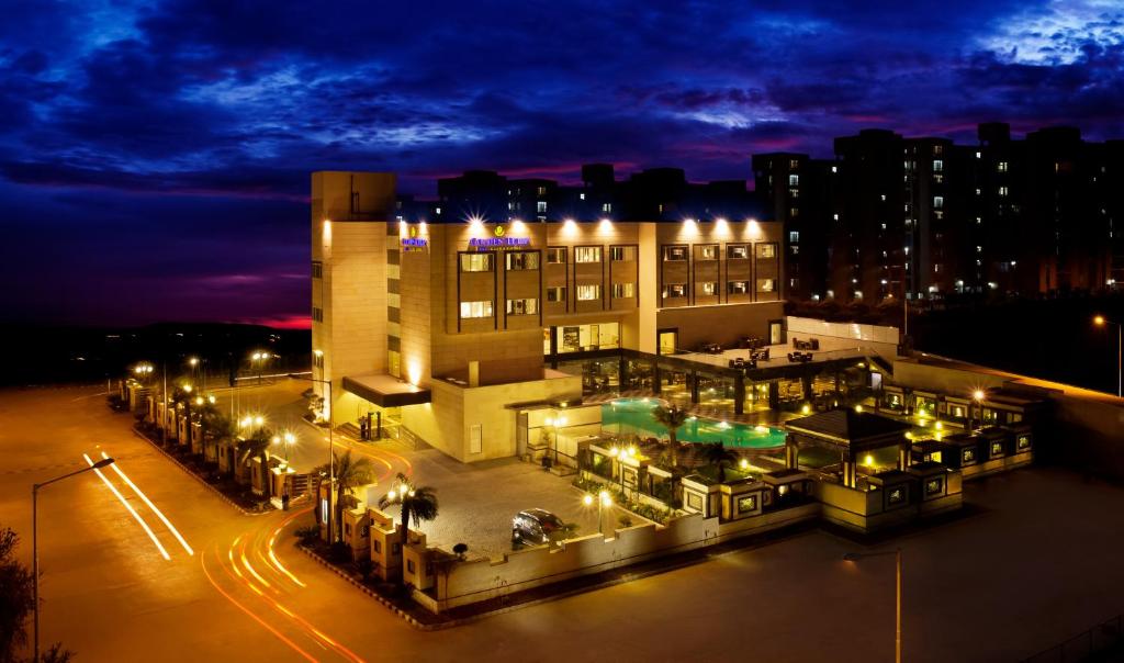 Golden Tulip Hotel Bhiwadi photo