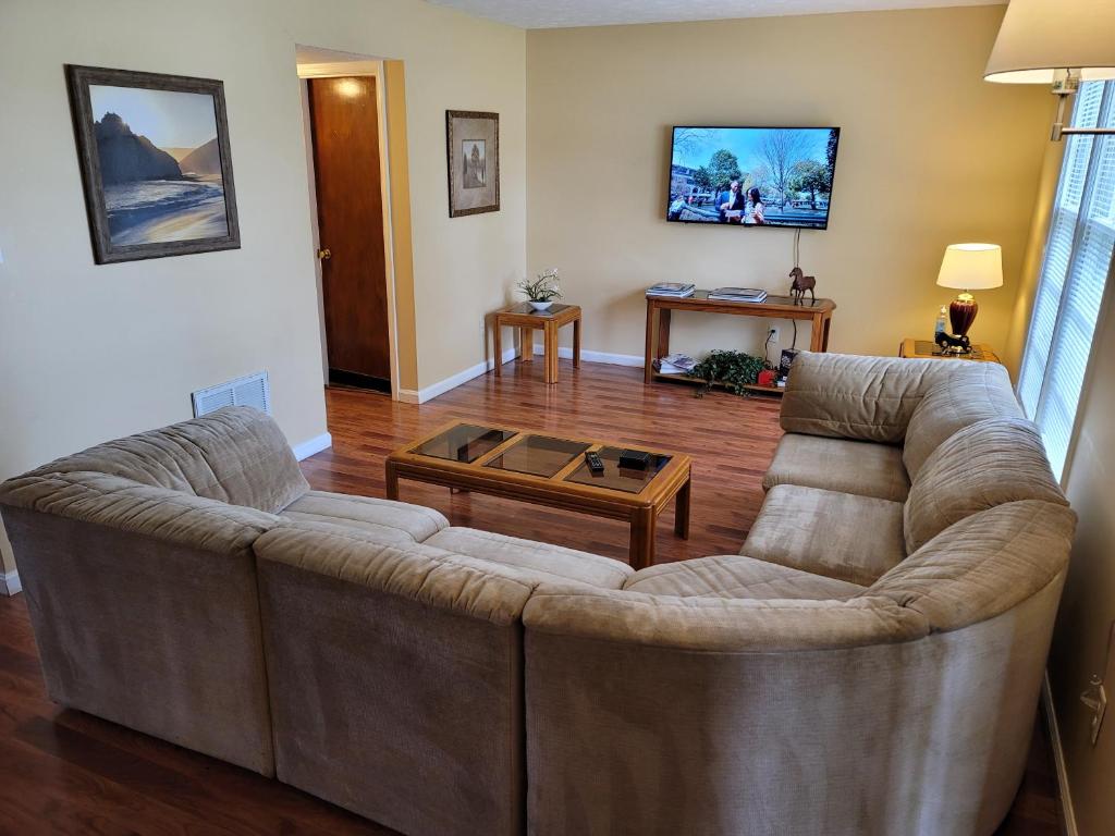 Cozy and Spacious-4 Bedrooms Townhouse — Hotel in Lexington (KY)