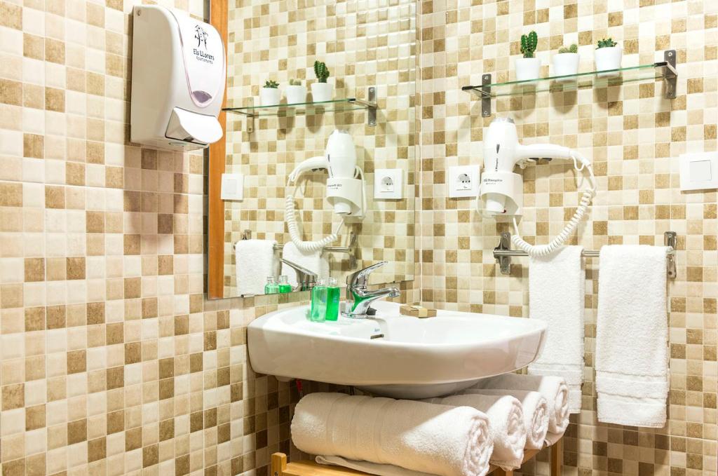 Apartaments Els Llorers — Hotel rooms in Lloret de Mar, Catalonia