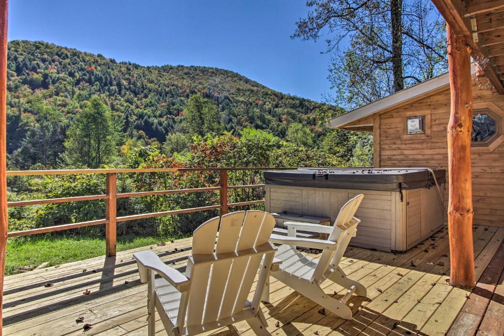 Killington Area Escape with Deck, Views and Hot Tub!, Stockbridge