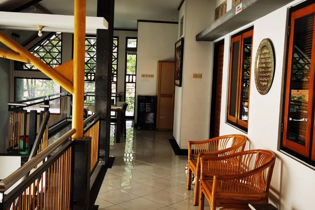 Balcony/terrace, Dinnar Homestay Gayungan Syariah RedPartner in Surabaya