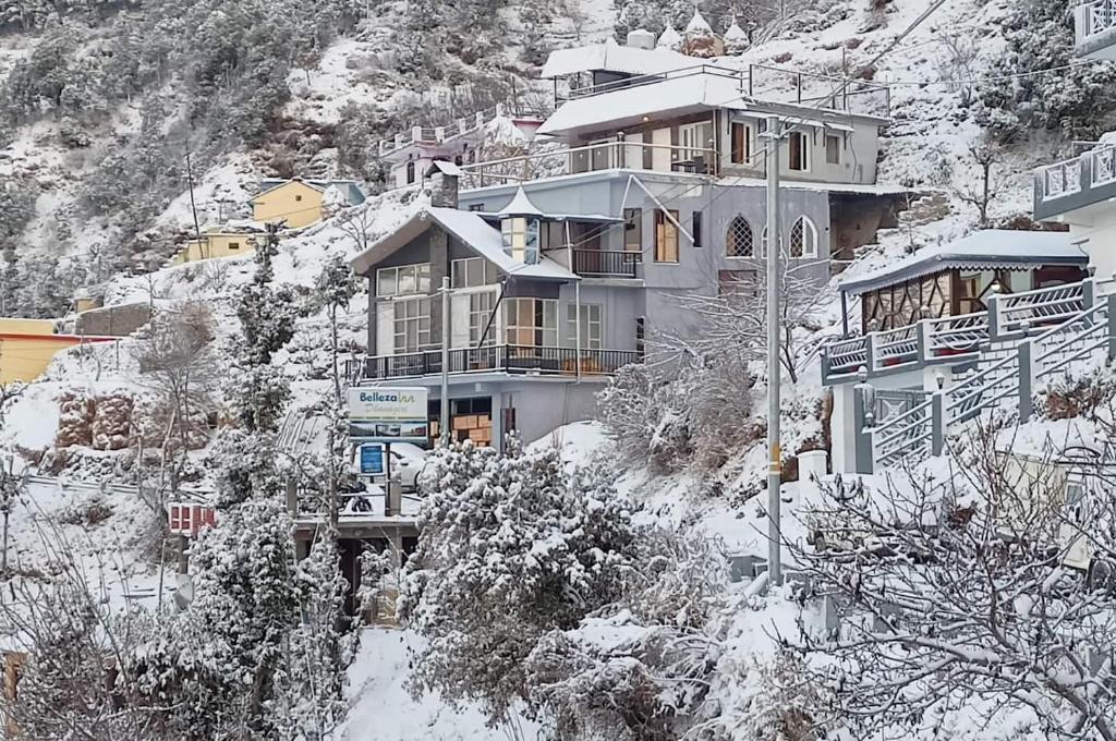 The Celebre- Cheerful & vibrant cottage in Magnificence, Kanatal