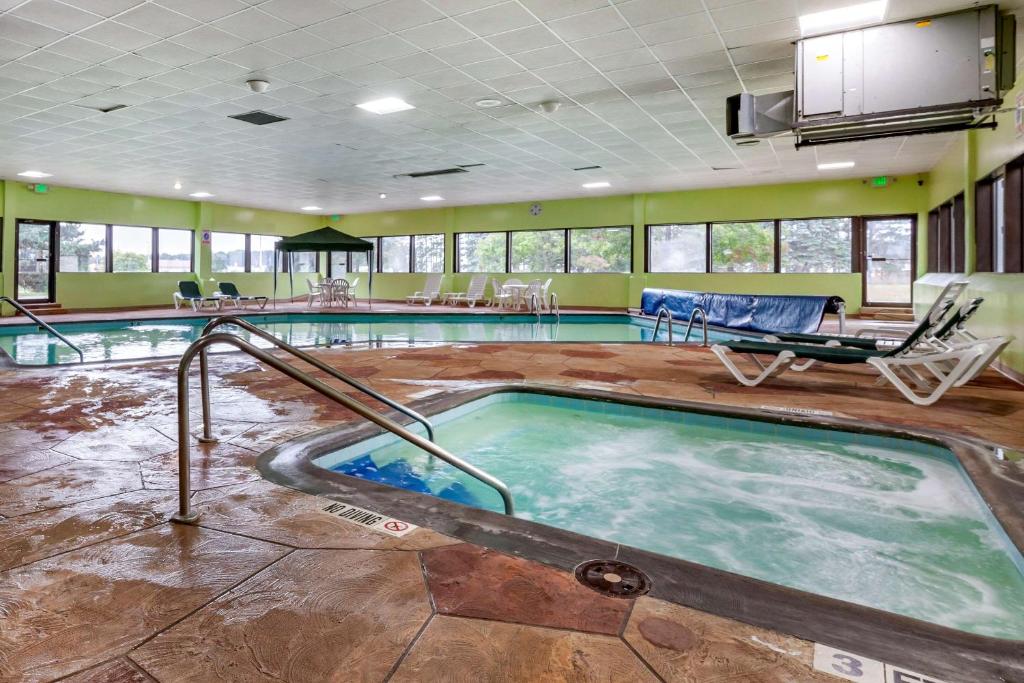 Quality Inn & Suites Escanaba Photo 32