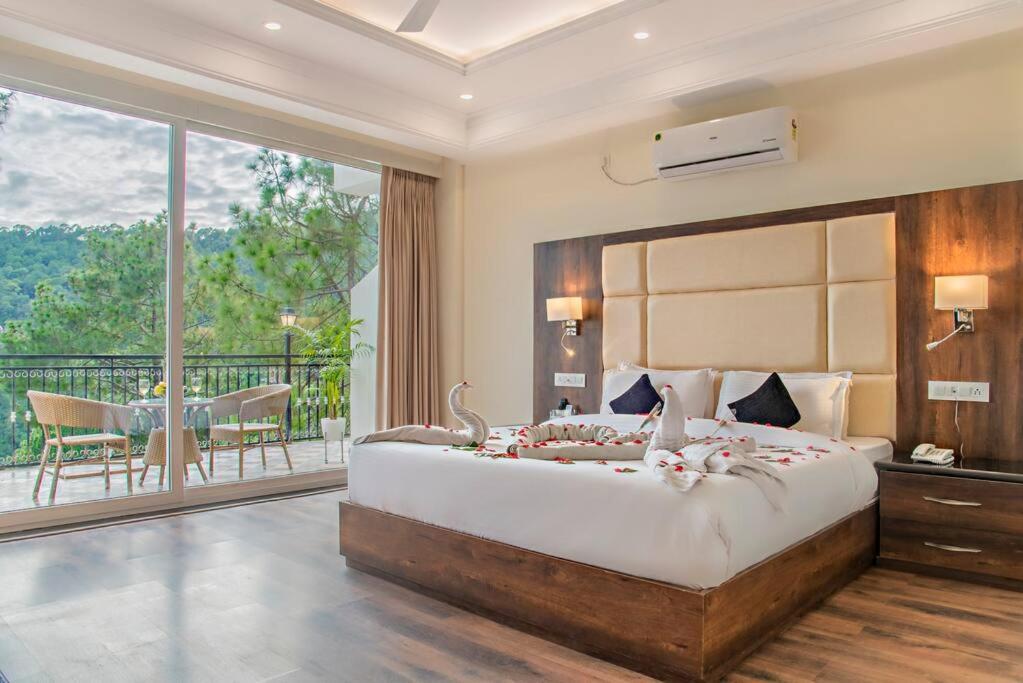 KASAULI MIST LUXURY AC 6 BEDROOM ENTIRE VILLA NEW — Hotel in Kasauli