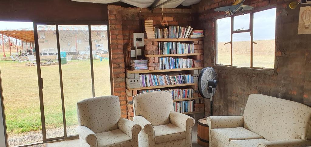 Drakensberg Bush Lodge and Backpackers ラウンジ