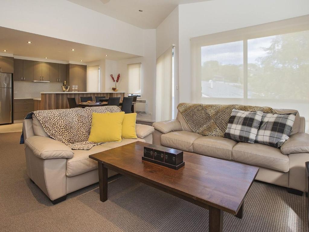 Northview 2 - Modern 2BR Townhouse l Lake View l Central Location l Spa Bath l WiFi, Jindabyne