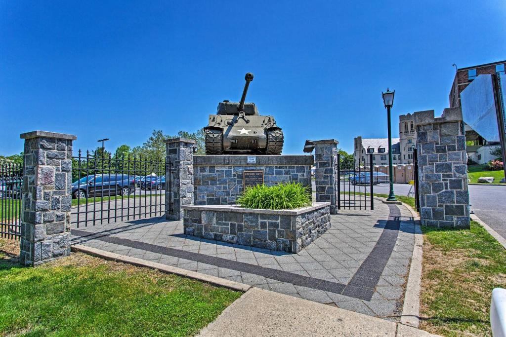 Beacon Apt with Patio and Grill Walk to Main St!, Beacon