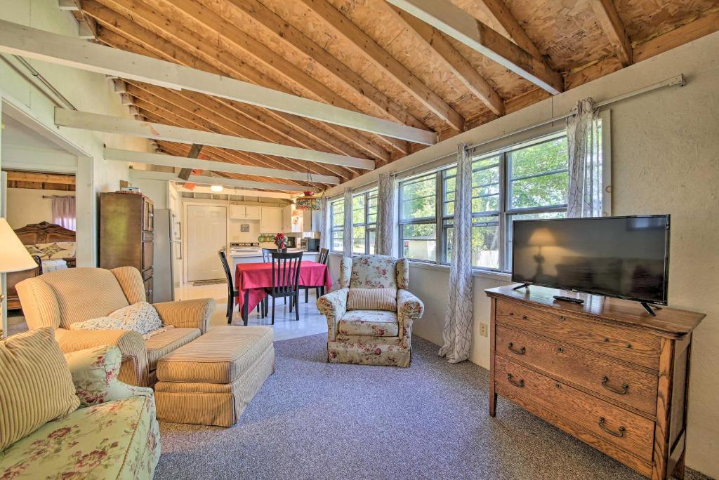 Rustic Retreat Across from Lake Family Friendly!, Union