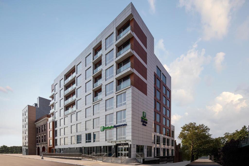 Holiday Inn Express And Suites Woodside Queens Nyc — Hotel in New York (NY)