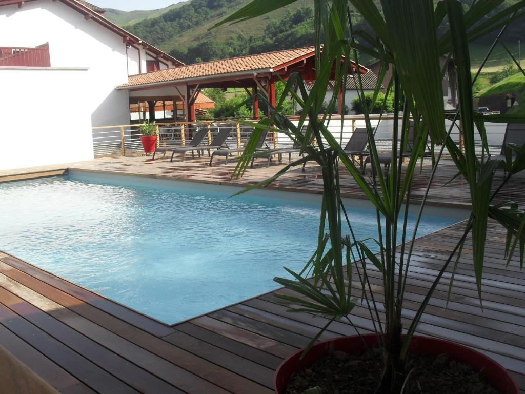 Logis Hotel Andreinia &amp; Cabanes — Hotel in Esterencuby