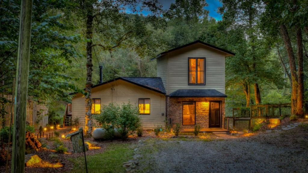 Rivers Edge, Mineral Bluff