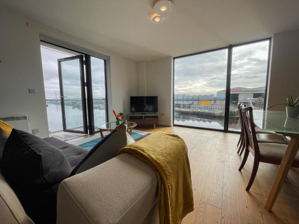 River Clyde View Apartment with Terrace &amp; Parking — Hotel in Glasgow