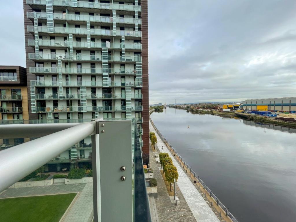 River Clyde View Apartment with Terrace & Parking photo