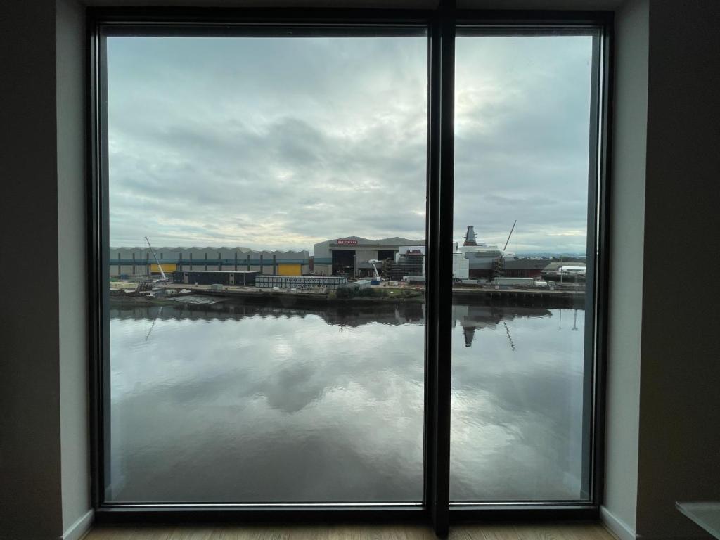 River Clyde View Apartment with Terrace & Parking photo