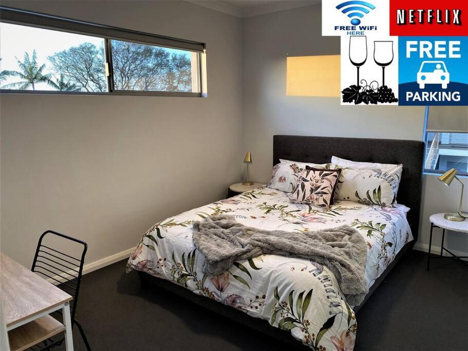 Chic 2Bed Close Airport Shops NETFLIX WIFI WINE