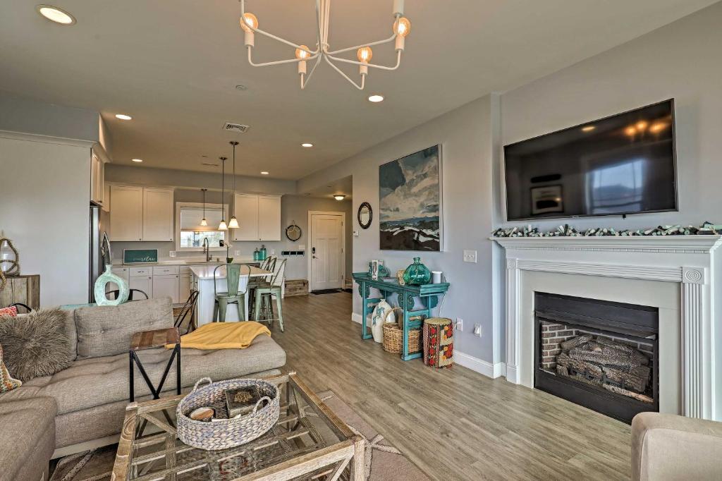 Hampton Condo with Balconies 1 Block to Beach!, Hampton