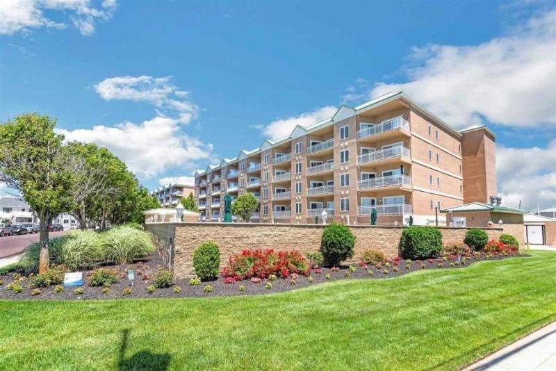 DB301 East Rochester Avenue, Unit 106