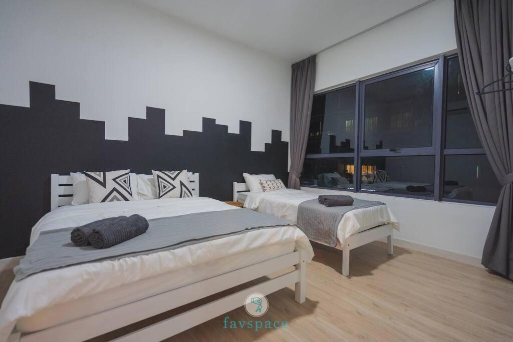 Insta-worthy w Pool &amp; 2 Parkings - Jalan Ampang for 7 — Hotel in Kuala Lumpur