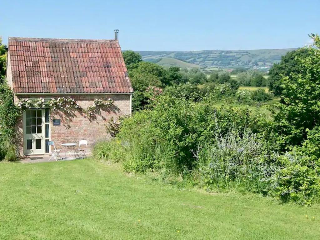 Pass The Keys Ian's Cottage, Wedmore - country cottage for two, Wedmore