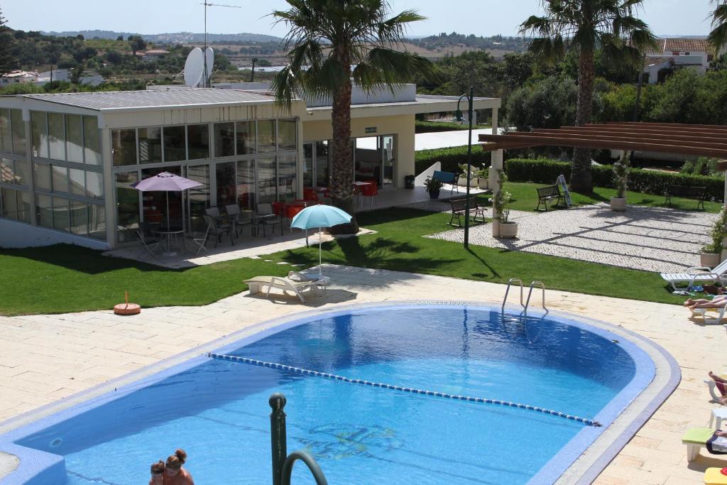 Apartamentos Santa Teresinha — Swimming pool in Alvor, Faro