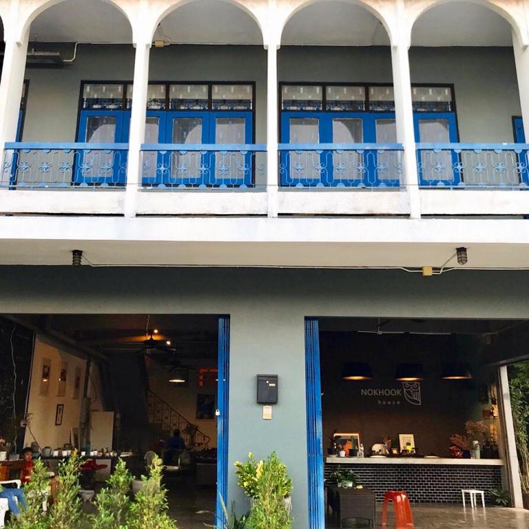 Nokhook House, Trang