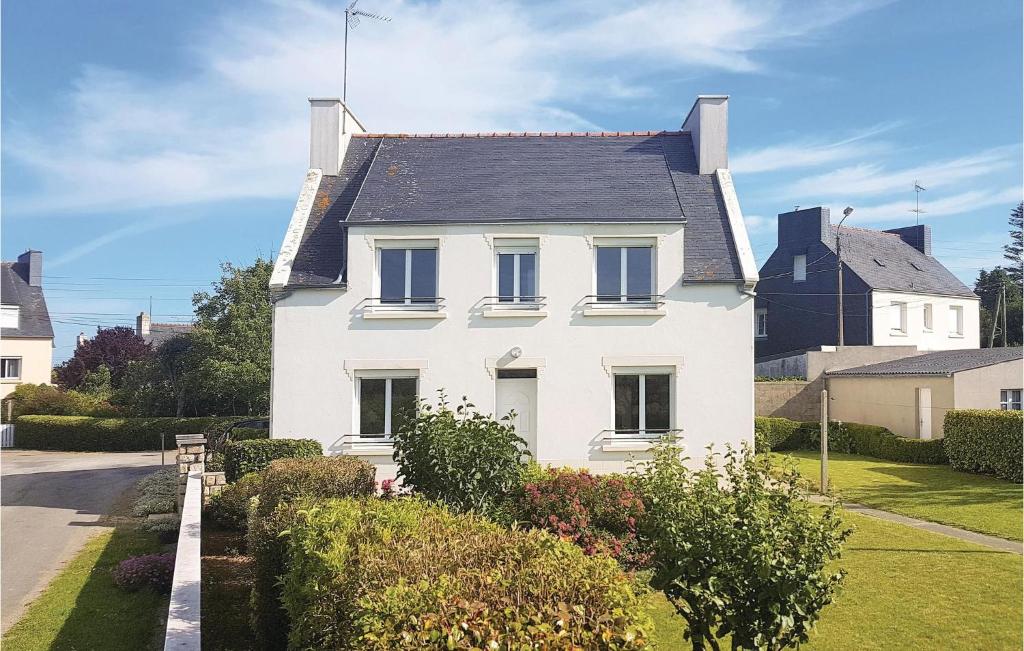 Nice home in Pouldreuzic with 4 Bedrooms and WiFi