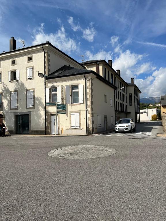 Casa de poble acollidora amb llar de foc 전경