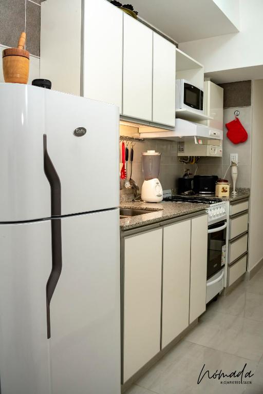 Departamento en calle principal, cómodo, hasta 4. - 5