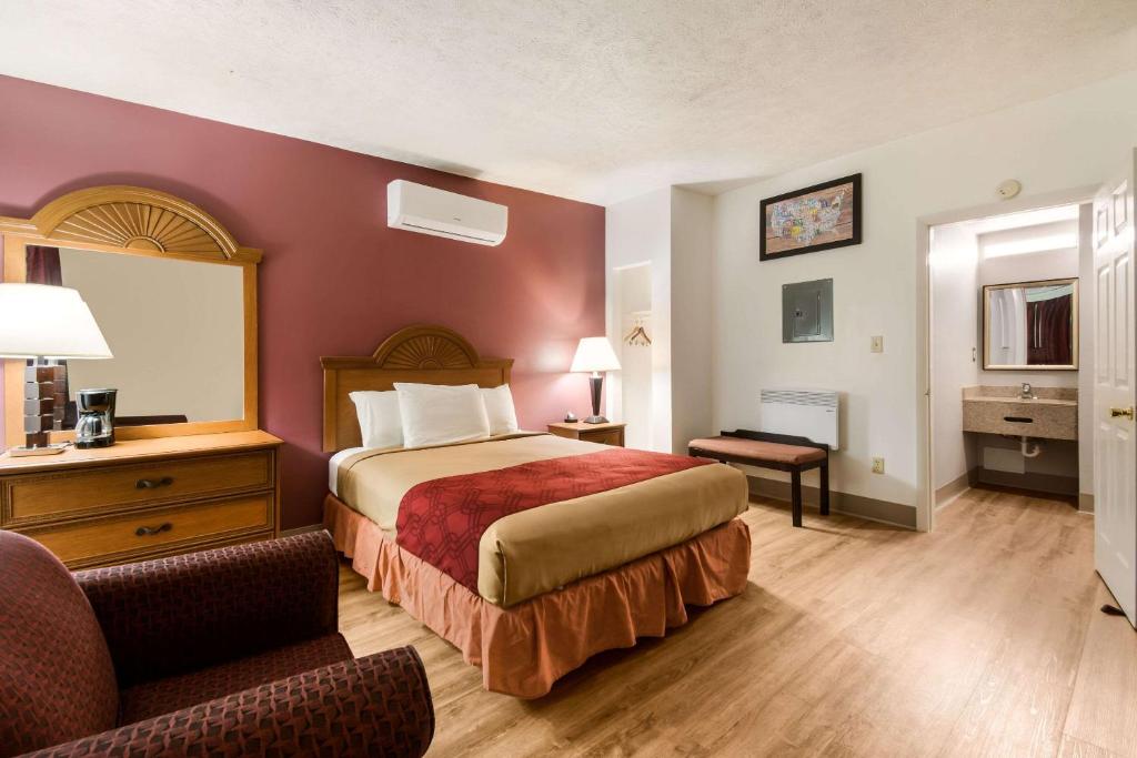 Econo Lodge Inn & Suites Near Split Rock And Harmony Lake Photo 16