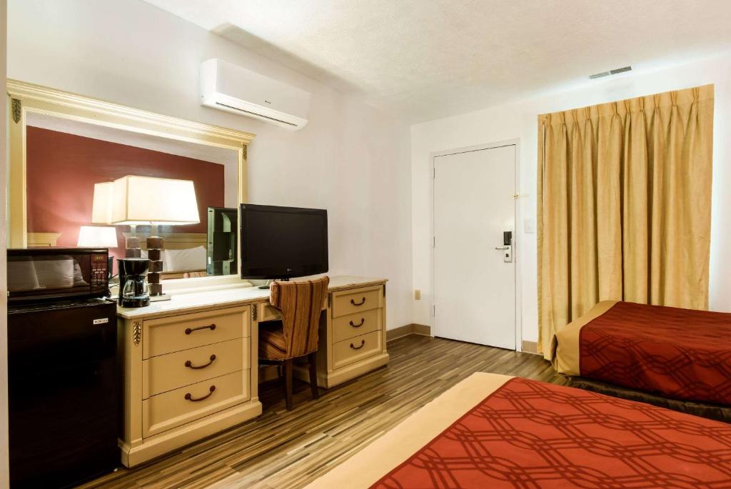 Econo Lodge Inn & Suites Near Split Rock And Harmony Lake Photo 23