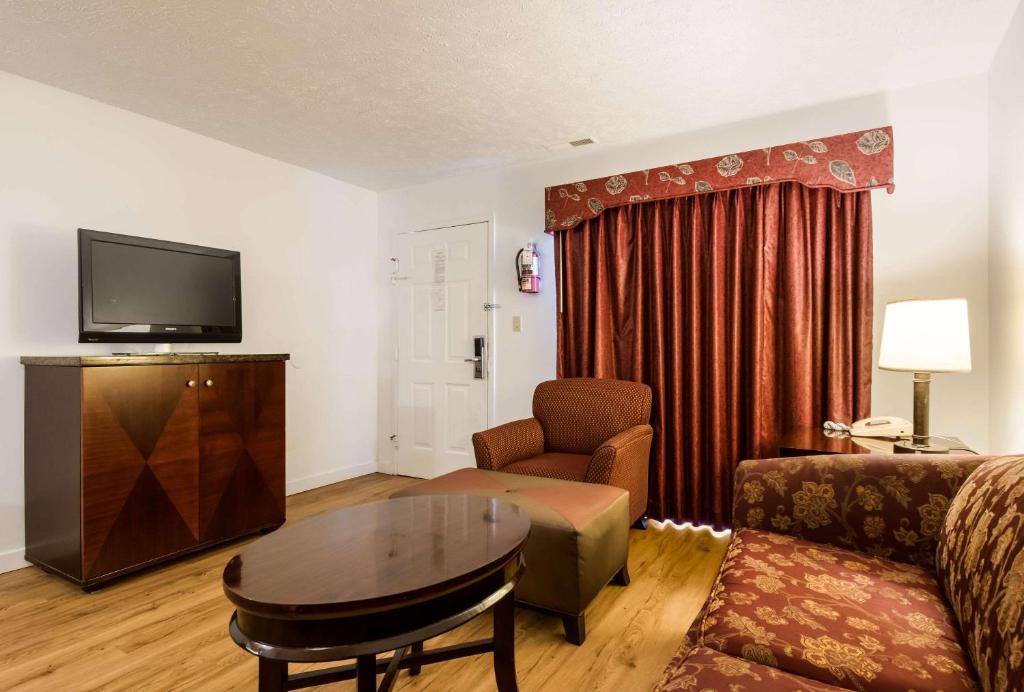 Econo Lodge Inn & Suites Near Split Rock And Harmony Lake Photo 38