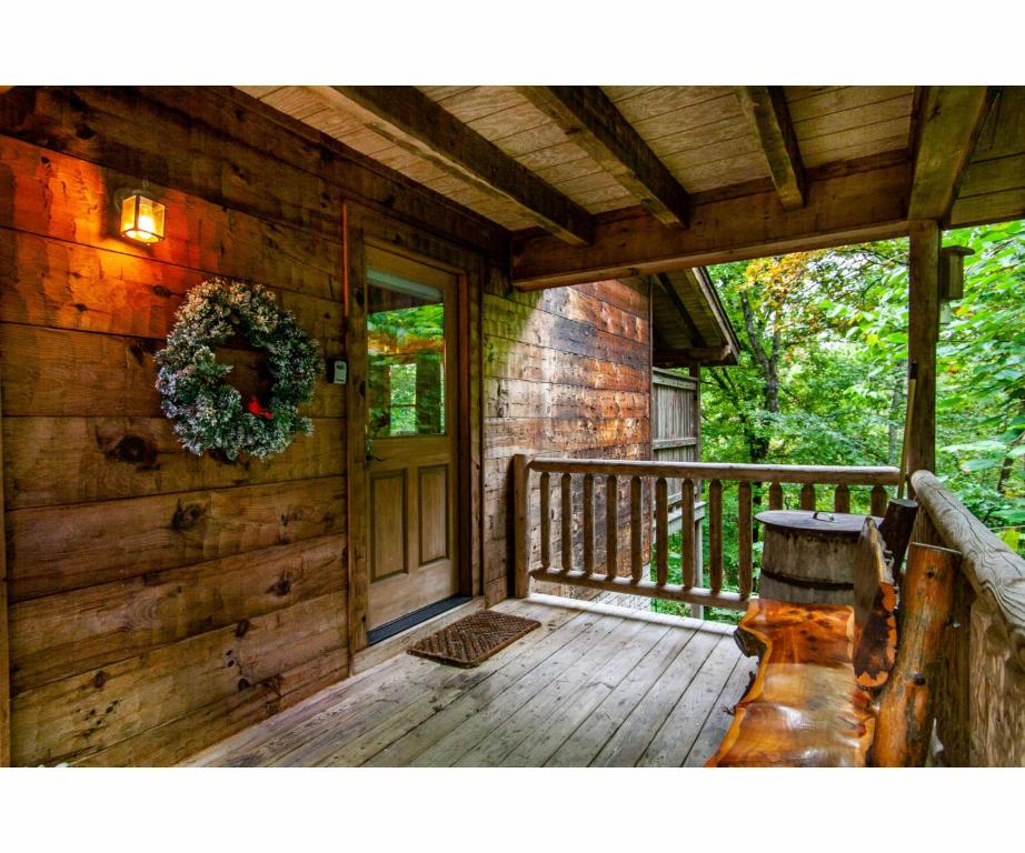 Peekaboo with Hot Tub, Pool Table, and Jacuzzi, Pigeon Forge