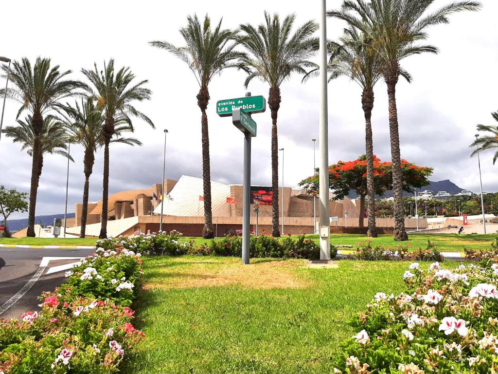 Perfectly located apartment with pool, Playa de las Americas