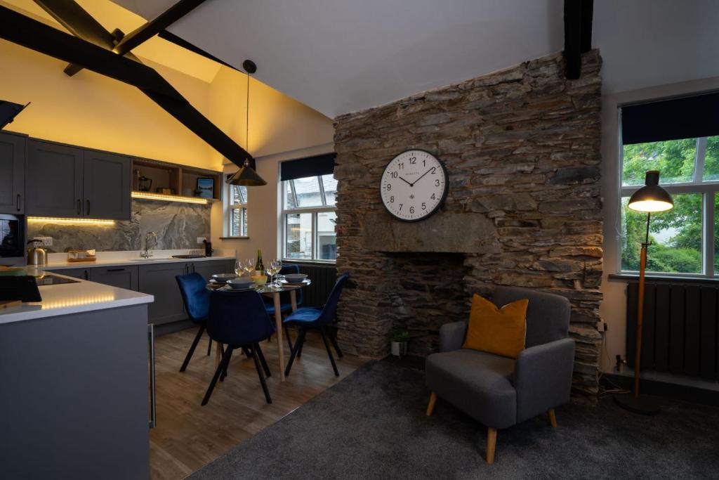 Spacious - Contemporary 2BR Apartment - Central Ambleside - Parking, Ambleside