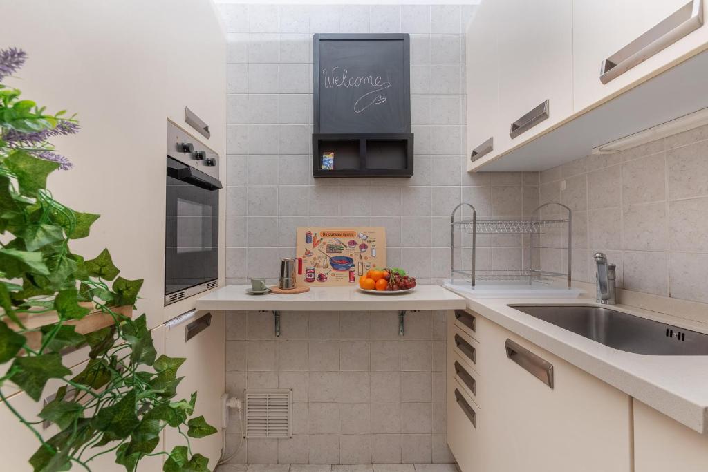 GuestHost - Cozy Apartment near Margherita Gardens! - 2