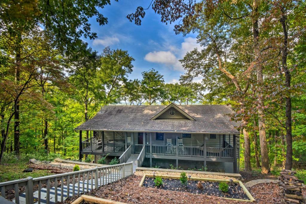 Bent Tree Cabin with Mountain and Lake Views!, Jasper