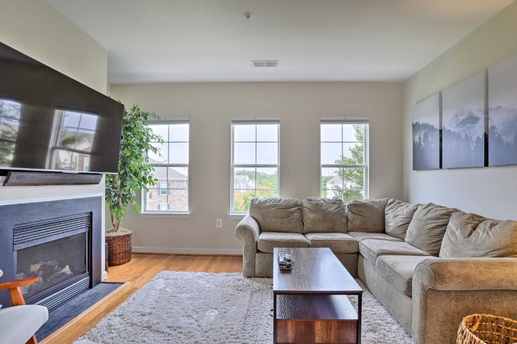 Chic Ashburn Townhome with Balcony, Pool Access