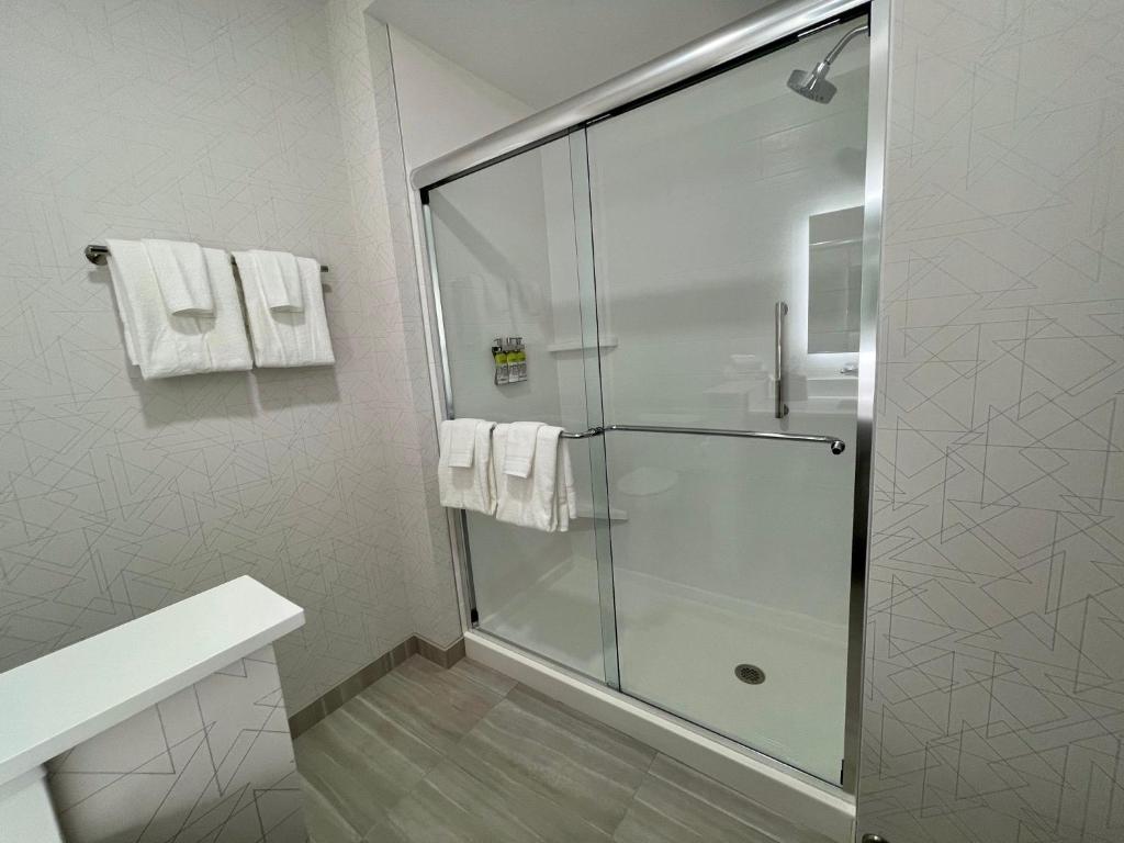 Holiday Inn Express and Suites Ft. Smith Airport photo