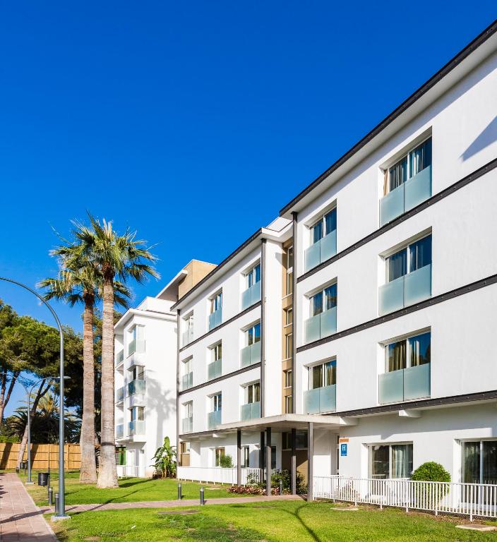 Globales Playa Estepona — Hotel building in Estepona, Andalusia