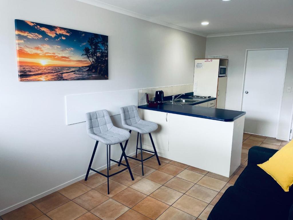Kitchen, Cottage Park Thermal Motel in Tauranga
