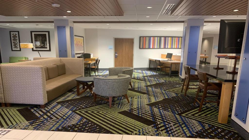 Holiday Inn Express And Suites Middletown photo