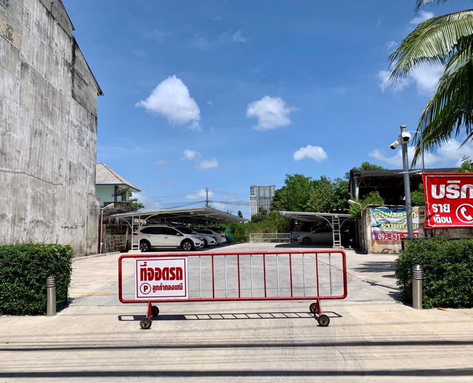 Thong Manee Apartments photo